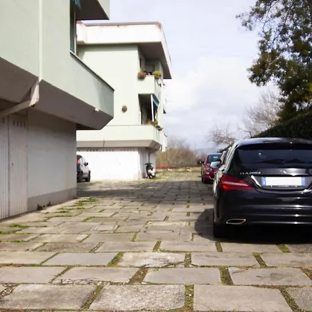 アパート 1km Dalla Torre Appart. Con Balcone E Posto Auto